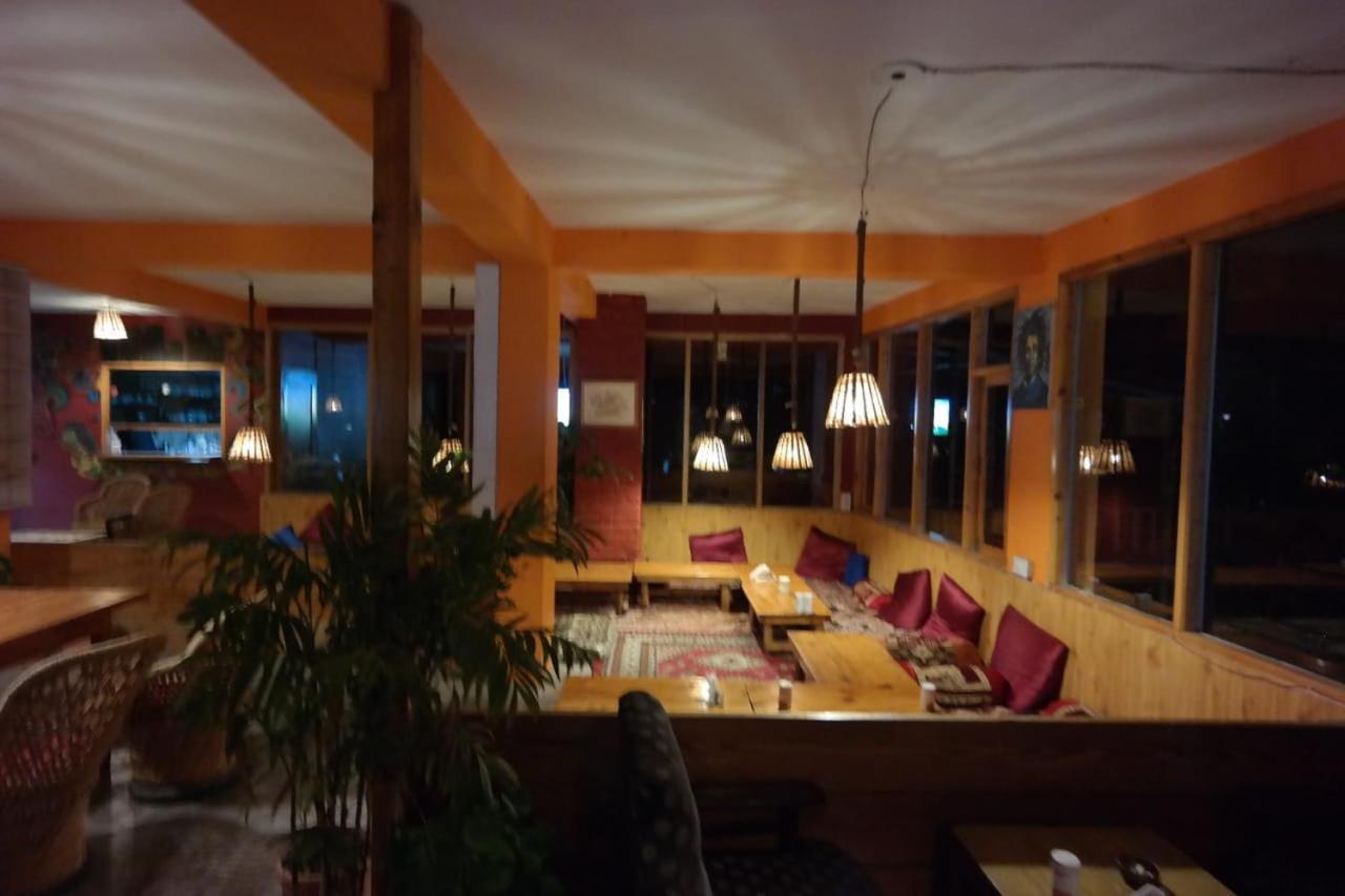 Rasta Cafe And Lodge Manāli Exteriör bild